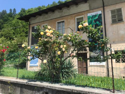 a building with a fence and flowers in front of it at La Masca in Gaiola