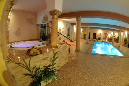 duży pokój z basenem w domu w obiekcie Ośrodek Wypoczynkowy Słoneczny Brzeg w mieście Rzeszów