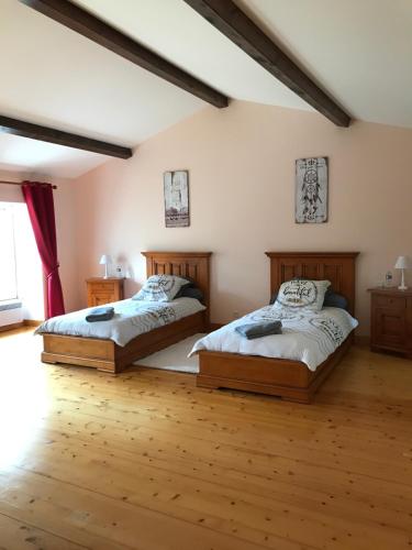 Een bed of bedden in een kamer bij La Diguinerie