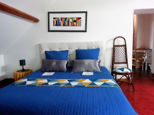 - une chambre avec un lit bleu et une couette bleue dans l'établissement Chambres d'Hotes du Haut Anjou, à Thorigné-dʼAnjou