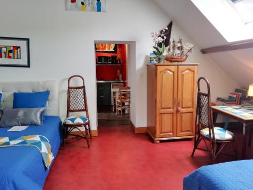 une chambre avec un lit, une table et des chaises dans l'établissement Chambres d'Hotes du Haut Anjou, à Thorigné-dʼAnjou