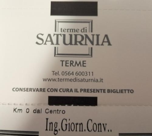 Km 0 dal Centro by Tiziana Monaldiに飾ってある許可証、賞状、看板またはその他の書類