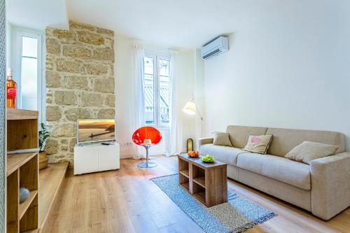 un salon avec un canapé et une table dans l'établissement Maison Bianchi - Biscarra, à Nice