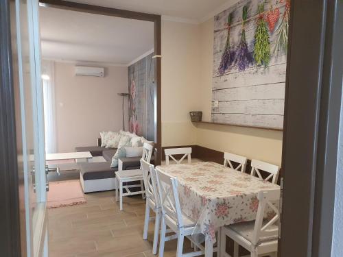 Ruang duduk di Flower Apartment
