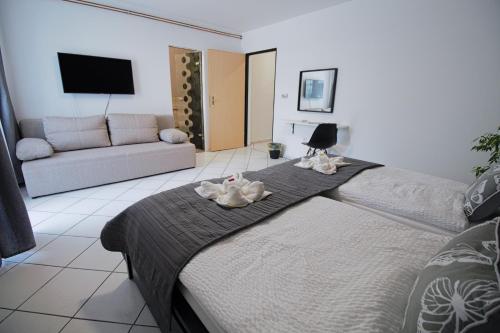 ein Schlafzimmer mit einem Bett mit zwei Enten drauf in der Unterkunft Szitakötő Panzió in Tiszafüred