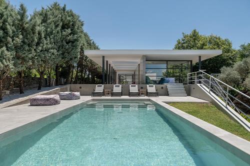 a swimming pool in the backyard of a house at Villa 7 in Perivólia