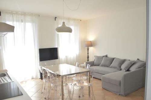 Ruang duduk di V12 Apartments - Trecate