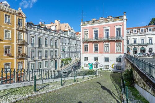 Principe Real charming garden view flat at the heart of Lisbon