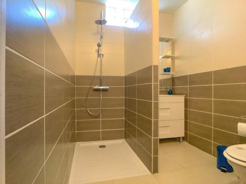 Bilik mandi di Maison de Village Atypique 8-10 pers