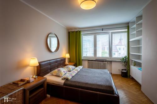 um quarto com uma cama e uma janela em White Pier Apartament em Sopot
