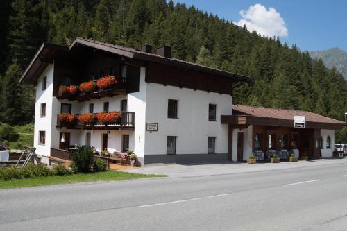 Gallery image of Gasthof zur Einkehr in Sankt Leonhard im Pitztal