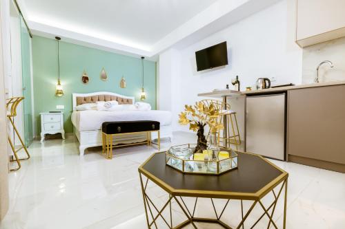 Postel nebo postele na pokoji v ubytování Konmari Boutique Suites