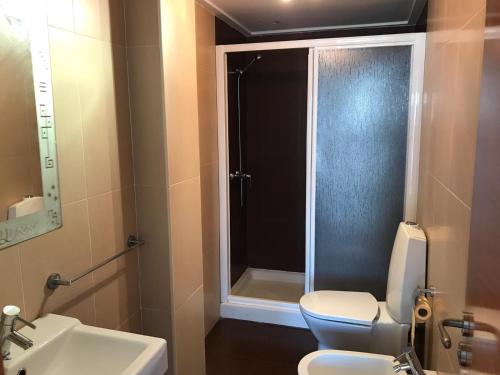 La salle de bains est pourvue de toilettes, d'un lavabo et d'une douche. dans l'établissement Apartamento en la playa de Gandia, à Gandía