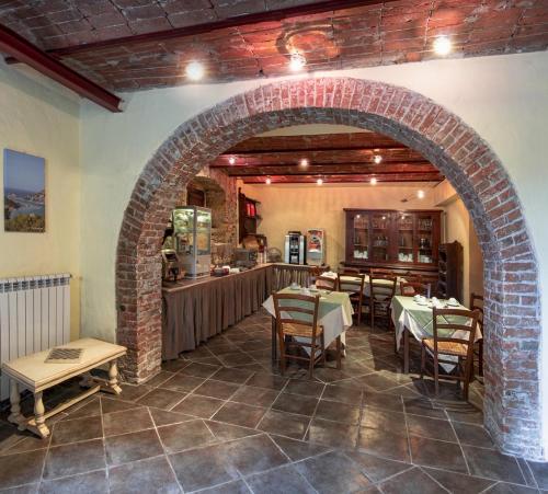 an archway in a restaurant with tables and chairs at Albergo La Villetta in Sarzana