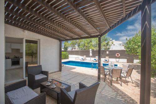 Piscina a Mandali Villa o a prop