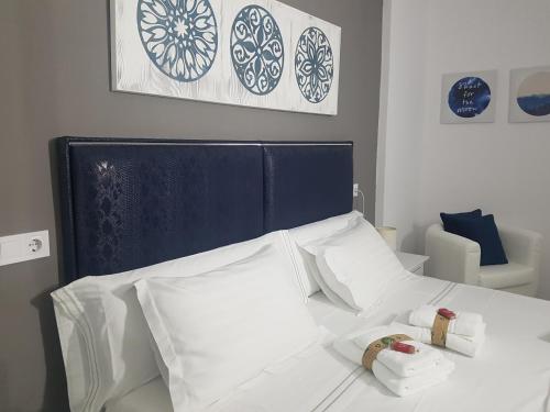ベナルマデナにあるComplejo Minerva Jupiterのベッドルーム(白いベッド、白い枕付)