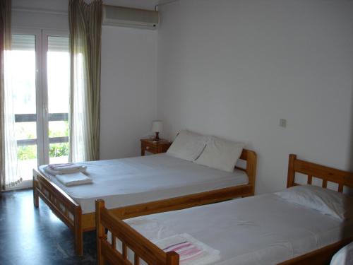 Postel nebo postele na pokoji v ubytování ilias appartements tsaprounis