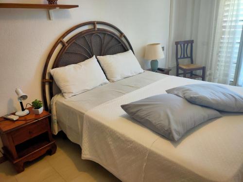 ヴィッラシミーウスにあるAppartamenti & Rooms Mariaのベッドルーム1室(大型ベッド1台、枕付)