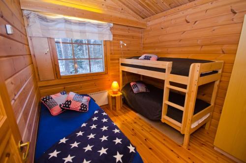 Zimmer mit Etagenbett in einem Blockhaus in der Unterkunft Messner Tahko in Tahkovuori
