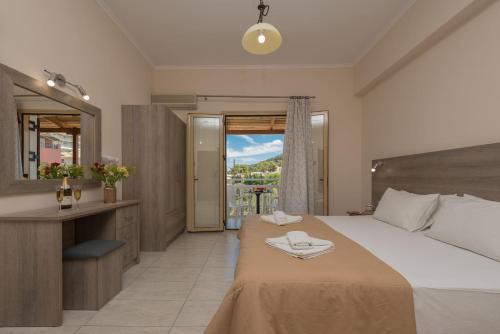 um quarto com uma cama e uma casa de banho com uma janela em Costas Studios em Argasi