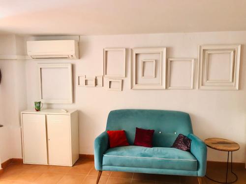 a blue couch with two red pillows in a room at Apartamento Valencia in Catarroja