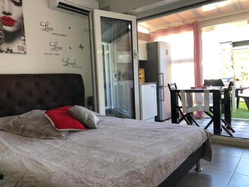una camera da letto con un letto, un tavolo e una cucina di Port nature 2 Villas studio a Cap d'Agde