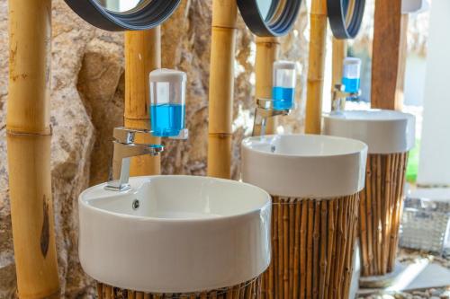 une rangée de trois lavabos dans une salle de bains dans l'établissement Hotel Marina Resort & Beach Club, à Santa Cruz Huatulco
