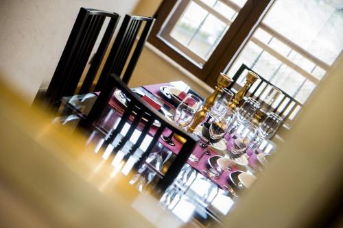 une bande de verres à vin assis sur une table dans l'établissement Espectacular apartamento junto a la Plaza Mayor by My Home in Salamanca, à Salamanque