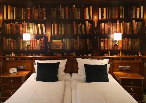 Кровать или кровати в номере Hotel Germania