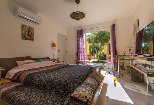 una camera da letto con un letto e una grande finestra di Villa de la Terre Blanche a Sanary-sur-Mer