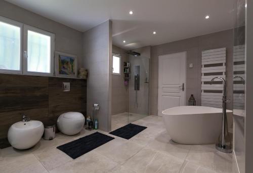 un ampio bagno con vasca e doccia di Villa de la Terre Blanche a Sanary-sur-Mer