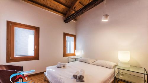 a bedroom with two beds and a window at Au Nom de la Rose in Venice