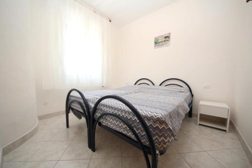 een ziekenhuisbed in een kamer met een raam bij Arianna 01 in Rosolina Mare