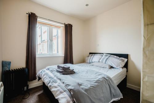 
A bed or beds in a room at Hullidays - Hessle side 2 bed apt
