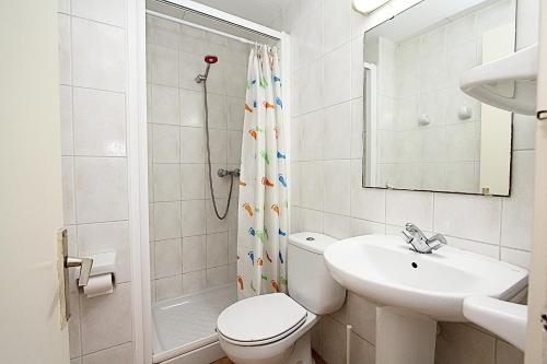 un bagno con wc, lavandino e doccia di Apartaments Nàutic a Lloret de Mar