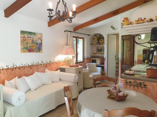 uma sala de estar com um sofá e uma mesa em Résidence Le Home em Calvi