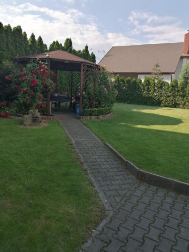 a garden with a gazebo in a yard at Gościniec pod Różą in Chełmno