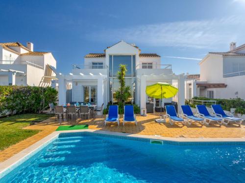 une villa avec une piscine, des chaises et une maison dans l'établissement Villa Villa Blue Ocean by Interhome, à Patroves