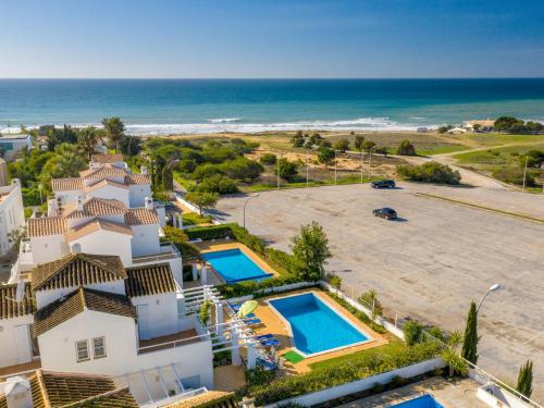 - une vue aérienne sur une maison avec une piscine et l'océan dans l'établissement Villa Villa Blue Ocean by Interhome, à Patroves