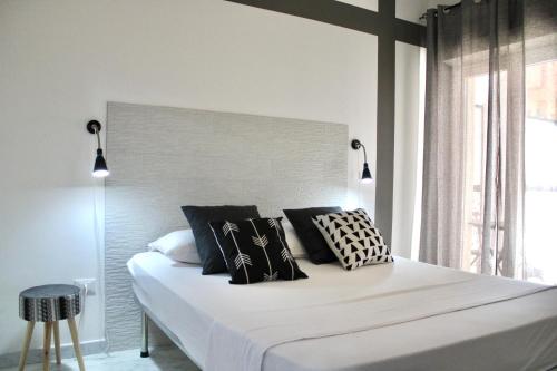 En eller flere senge i et værelse på Apartment Omnia