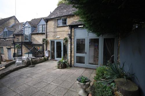 un patio frente a una casa en The Kings Arms Hotel en Chipping Norton