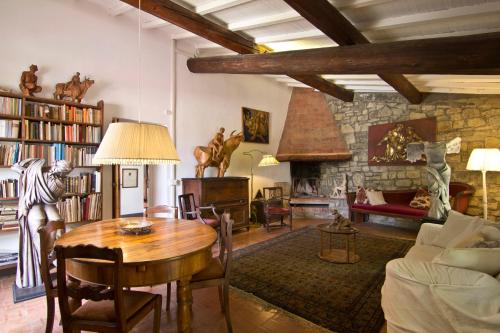 salon ze stołem i kominkiem w obiekcie Il Monasteraccio we Florencji