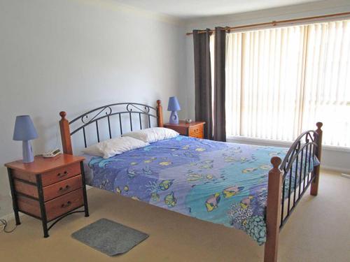 1 dormitorio con 1 cama, vestidor y ventana en Mahi Mahi 2 3 bedroom between Shoal Bay and Little Beach, en Shoal Bay