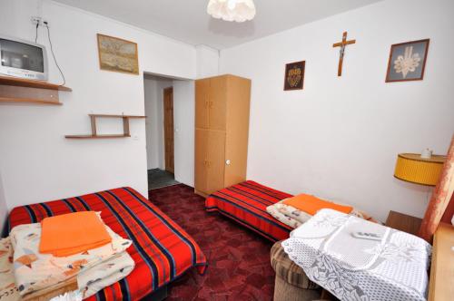 Łóżko lub łóżka w pokoju w obiekcie Pokoje Gościnne U Marysi