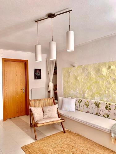a living room with a bench and a window at Quinta do Marinheiro - Meco in Aldeia do Meco