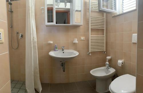 Bathroom sa Villa con Biolago - Downstairs