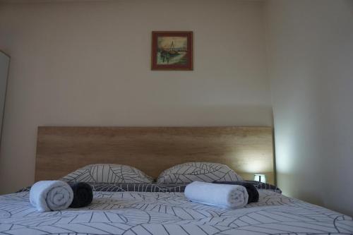 een slaapkamer met een groot bed en handdoeken bij Apartments Bella in Užice