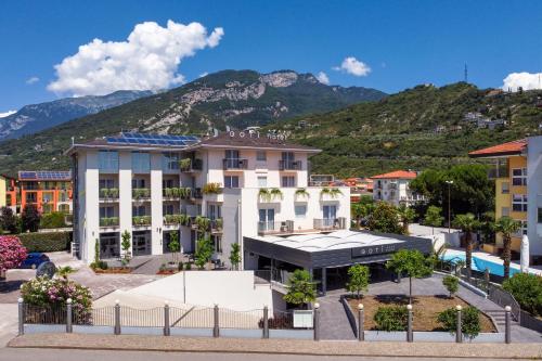 vista su un hotel con montagne sullo sfondo di GoTì Hotel a Torbole