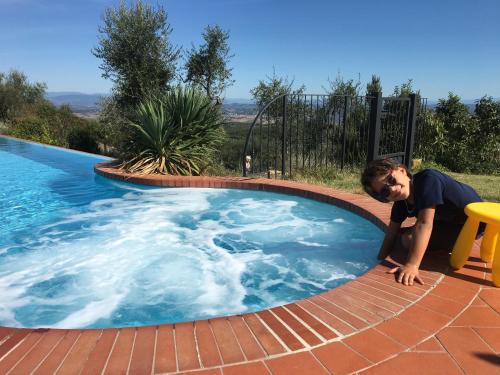 Kolam renang di atau dekat dengan Agriturismo Rigone in Chianti