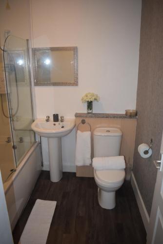 y baño con aseo y lavamanos. en Kelpies Serviced Apartments McDonald- 2 Bedrooms, en Falkirk